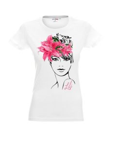 Biała damska koszulka z nadrukiem twarzy kobiecej, a we włosach lilie