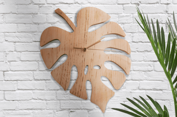 drewniany zegar w kształcie liścia monstery